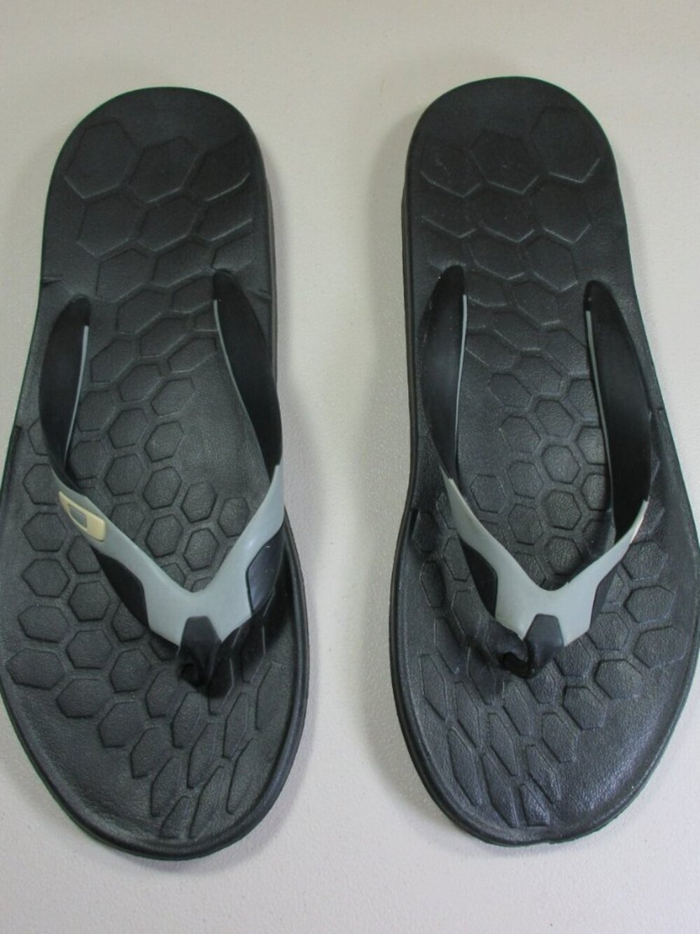 Oakley mens black an gray thong flip flop sandals 13 M EUC